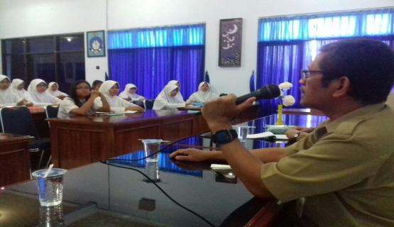 Kepala SMA Negeri 4 Purwokerto sedang memberikan motivasi kepada peserta seleksi  OSN SMA Tahun 2017 Tingkat Kab. Banyumas.