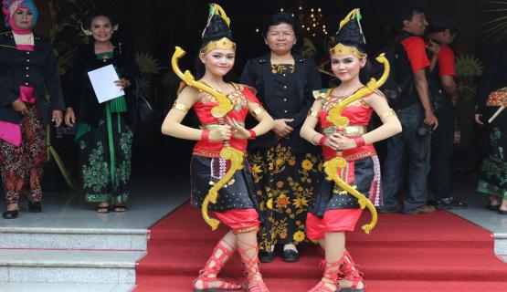 Tim Penari Gandewa dari SMA Negeri 4 Purwokerto foto bersama Pembimbingnya