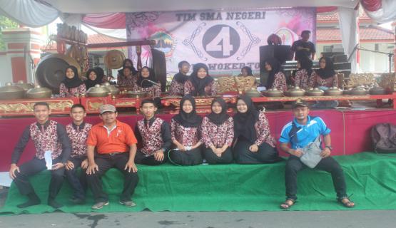 Tim Karawitan SMA Negeri 4 Purwokerto Menyambut Prosesi Kirab Pusaka hari Jadi Ke-446 Kab. Banyumas Tahun 2017